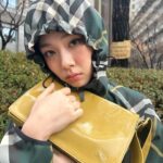 BIBI Instagram - 💚💛 @burberry #ad