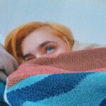 Clara Galle Instagram - Tengo 21 años y me afecta lo que pasa en el mundo.
Me atrevo a decir que hay muchos más jóvenes que, en situaciones privilegiadas o no, dan vueltas a aspectos sociales y tan distintos conflictos que inundan el panorama actual, y el panorama anterior, porque no difieren tanto, a fin de cuentas. 
El poder de ser conscientes de lo que ocurre en nuestras vidas y en las de otros es una capacidad que se desarrolla por voluntad propia. Cuando la finalidad de documentarse sea entender y no dar forma a una opinión individualista nacerá la empatía.
Cuando pienso que no puedo dar solución a realidades tan complejas, me acuerdo que tengo la posibilidad afortunada de informarme. 
Tengo 21 años, hay muchas cosas que no entiendo, y quiero comprender por qué se repiten una y otra vez.

•Imagen 1: Exposición “El muro de Berlín, un mundo dividido”. (Fundación Canal)
•Imagen 2 y 3: Libro “Tía Buena” de Alberto Olmos.
•Imagen 5 y 6: Libro “Apeirógono” de Colum McCann.
*Imagen 7 y 8: Exposición “Amazônia” de Sebastião Salgado (Fernán Gómez Centro Cultural)
*Imagen 9: Fragmento del libro “Artemisa” de  Jean Shinoda Bolen.