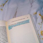 Clara Galle Instagram - Tengo 21 años y me afecta lo que pasa en el mundo.
Me atrevo a decir que hay muchos más jóvenes que, en situaciones privilegiadas o no, dan vueltas a aspectos sociales y tan distintos conflictos que inundan el panorama actual, y el panorama anterior, porque no difieren tanto, a fin de cuentas. 
El poder de ser conscientes de lo que ocurre en nuestras vidas y en las de otros es una capacidad que se desarrolla por voluntad propia. Cuando la finalidad de documentarse sea entender y no dar forma a una opinión individualista nacerá la empatía.
Cuando pienso que no puedo dar solución a realidades tan complejas, me acuerdo que tengo la posibilidad afortunada de informarme. 
Tengo 21 años, hay muchas cosas que no entiendo, y quiero comprender por qué se repiten una y otra vez.

•Imagen 1: Exposición “El muro de Berlín, un mundo dividido”. (Fundación Canal)
•Imagen 2 y 3: Libro “Tía Buena” de Alberto Olmos.
•Imagen 5 y 6: Libro “Apeirógono” de Colum McCann.
*Imagen 7 y 8: Exposición “Amazônia” de Sebastião Salgado (Fernán Gómez Centro Cultural)
*Imagen 9: Fragmento del libro “Artemisa” de  Jean Shinoda Bolen.