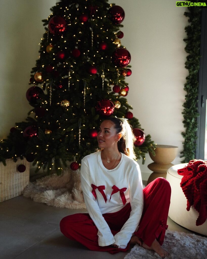 Stéphanie Durant Instagram - Christmas is around 🎄
Ma passion des pyjamas de noël ! Vous préférez quelles photos ? 🥹🙊
Pyjama @tezenisofficial 🎀 D’ailleurs, tous les pyjamas sont à -20% ⭐️

|Collaboration commerciale|