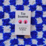 Clara Galle Instagram - Tengo 21 años y me afecta lo que pasa en el mundo.
Me atrevo a decir que hay muchos más jóvenes que, en situaciones privilegiadas o no, dan vueltas a aspectos sociales y tan distintos conflictos que inundan el panorama actual, y el panorama anterior, porque no difieren tanto, a fin de cuentas. 
El poder de ser conscientes de lo que ocurre en nuestras vidas y en las de otros es una capacidad que se desarrolla por voluntad propia. Cuando la finalidad de documentarse sea entender y no dar forma a una opinión individualista nacerá la empatía.
Cuando pienso que no puedo dar solución a realidades tan complejas, me acuerdo que tengo la posibilidad afortunada de informarme. 
Tengo 21 años, hay muchas cosas que no entiendo, y quiero comprender por qué se repiten una y otra vez.

•Imagen 1: Exposición “El muro de Berlín, un mundo dividido”. (Fundación Canal)
•Imagen 2 y 3: Libro “Tía Buena” de Alberto Olmos.
•Imagen 5 y 6: Libro “Apeirógono” de Colum McCann.
*Imagen 7 y 8: Exposición “Amazônia” de Sebastião Salgado (Fernán Gómez Centro Cultural)
*Imagen 9: Fragmento del libro “Artemisa” de  Jean Shinoda Bolen.