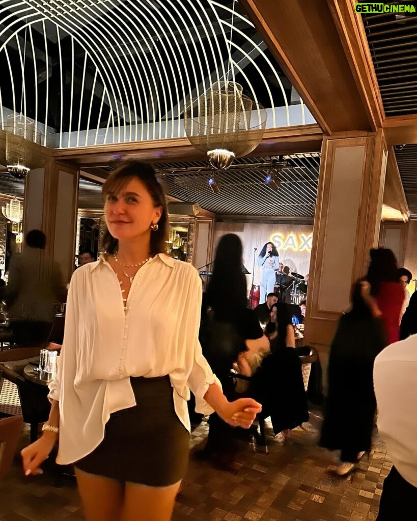 Şevval Sam Instagram - İstanbul’a tatile gelmek bana çok iyi geldi😉😁 @sixsenseskocatasmansions @sixsensesspaistanbul 
@sax.turkiye 
@torolatingastroistanbul 
#christmasmarket