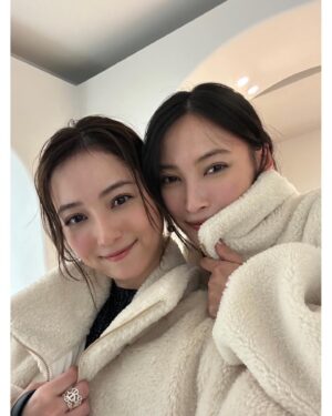 Nozomi Sasaki Instagram - 絢と会ったら、
同じもこもこアウター☃️