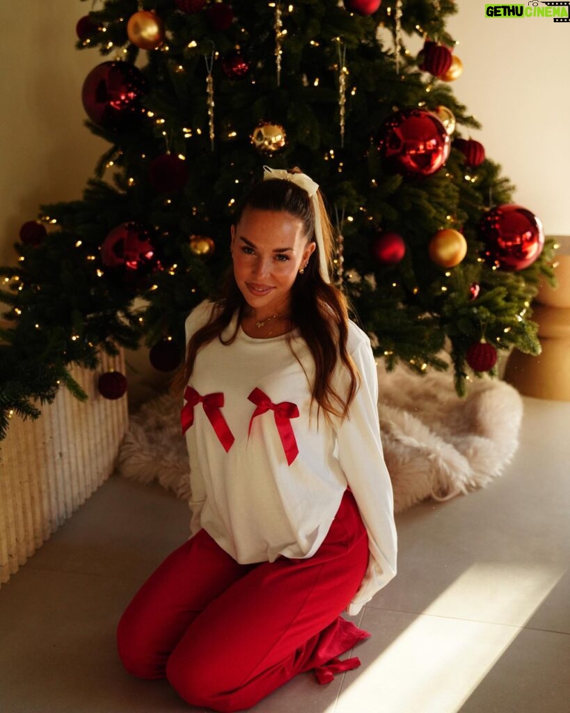 Stéphanie Durant Instagram - Christmas is around 🎄
Ma passion des pyjamas de noël ! Vous préférez quelles photos ? 🥹🙊
Pyjama @tezenisofficial 🎀 D’ailleurs, tous les pyjamas sont à -20% ⭐️

|Collaboration commerciale|