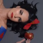 Scarlet Ortiz Instagram – #tbt Jugando a ser Blanca Nieves 🍎 
gracias @gerardobriceno @elizabethmua #blancanieves #snowwhite #actriz #scarletortiz