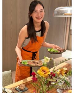 Nozomi Sasaki Instagram - 美玲ちゃんのお誕生日会では、
絢の手作りご飯を食べて幸せ🍴♡
どれも本当に美味しい！子供用にも沢山用意してくれてた👦🏻感謝。

絢は冬でもタンクトップで元気なんです😆
エプロン姿で料理を運ぶ様子は、いつもの光景で当たり前過ぎるけど、今回撮ってみた🤳
相変わらずいい女🥰