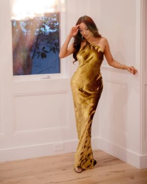 Jeannie Mai Instagram - I’m just so thankful these days. Thankful for conversations. Thankful for laughs. Thankful for insight. Thankful for revelation, for truth. I’m thankful to have a soul that races to find the love and the light. The more grateful I am, the more beauty I see 🌱