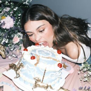 Daniela Calle Instagram - 27!🎂

1. Primera vez que cumplo en Mexico y me cantan las mañanitas 🇲🇽🫔🌯🌮
2. Cierre de un retiro que hice donde conocí personas que me llevo en mi corazon para toda la vida❤️‍🔥
3. El amor me recogió y me llevo a una sorpresa hermosa de 🐴🥹 
4. También comi nigiris 🍣
5. Un cumpleaños muy diferente pero MUY especial. 
6. Con el corazon muy agradecido por todo el amor que recibí🫶🏼