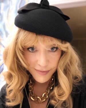 Alla Pugacheva Instagram - Идем с Максом на Юбилей замечательного человека и музыканта. Андрею Макаревичу 70 лет.Будем гулять «Пока не меркнет свет,пока горит свеча»
Всем привет ❤️