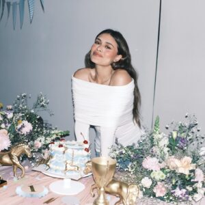 Daniela Calle Instagram - 27!🎂

1. Primera vez que cumplo en Mexico y me cantan las mañanitas 🇲🇽🫔🌯🌮
2. Cierre de un retiro que hice donde conocí personas que me llevo en mi corazon para toda la vida❤️‍🔥
3. El amor me recogió y me llevo a una sorpresa hermosa de 🐴🥹 
4. También comi nigiris 🍣
5. Un cumpleaños muy diferente pero MUY especial. 
6. Con el corazon muy agradecido por todo el amor que recibí🫶🏼