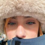 Clara Galle Instagram - Estos días están siendo realmente bonitos. 🥞💛I

1:”Head in the clouds” my fav song at the moment
2:Tengo un gorro calentito
3:Buen combo el de @voguespain x @tousjewelry 🖤🤍
4: Lo mejor del Mundó: la compañía
5:Plátano   mascarpone en los pancakes 🥞 (best como)
6:Un selfie para mis papis, que vean que me abrigo ❤️‍🩹
7:Es que el corset es incredible 
8: Los amarillos son preciosos
9: Mal día? Ginger shoot. Buen día? Ginger shoot
10: MUAAA🩷