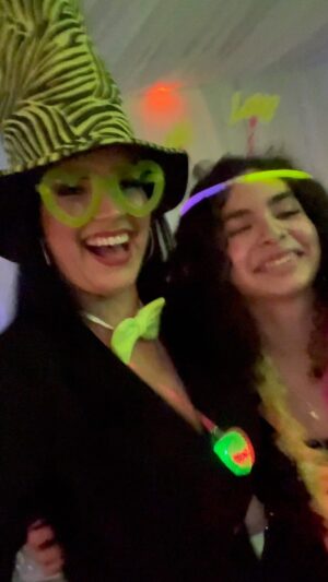 Scarlet Ortiz Instagram - Invitaron a @barbarabrianaburkle a unos 15 años y Yo fui con ella 😂🤪 No estoy preparada para dejarla sola en la fiesta y luego ir a buscarla 🥴 tiene 13, a mi me dejaron a las 15 y creo seré igual! Cada quien cría a sus hijos como quiera y como pueda y eso lo respeto pero Si! soy mamá gallina 🐓🤣 ! Fue superrrr rumbiar con mi princesa y lo mejor es que a ella no le da pena que su mamá esté ahí con ella 🙌🏻🥳🙏🏻 Cuidando a mi pollito!  #partymomanddaughter