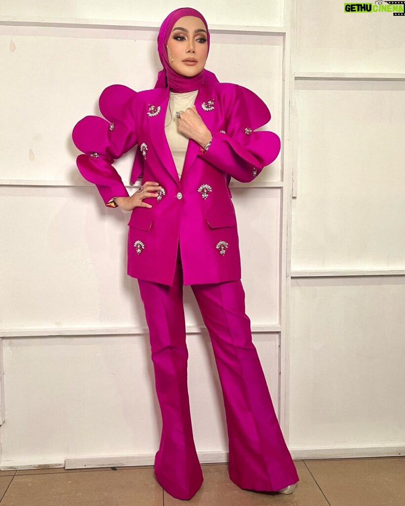 Erra Fazira Instagram - One and only Primadona Malaysia Erra Fazira @errafazira in #asyrafarrif custom fushia purple suit with statement sleeves for The Masked Singer 2023 
🩷🩷🩷
Makeup @kasihcicie 
Hijabstylist @mr_asyrafffff 
Pa @sharendrarazak 
.
#suit #blazer #ladiessuit #photography #picuture #makeup #artist #malaysianartist #themaskedsingermalaysia  #errafazira  #maskedsinger #maskedsingermalaysia #maskedsingerS4