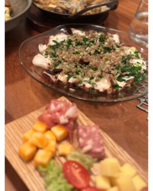 Nozomi Sasaki Instagram - 美玲ちゃんのお誕生日会では、
絢の手作りご飯を食べて幸せ🍴♡
どれも本当に美味しい！子供用にも沢山用意してくれてた👦🏻感謝。

絢は冬でもタンクトップで元気なんです😆
エプロン姿で料理を運ぶ様子は、いつもの光景で当たり前過ぎるけど、今回撮ってみた🤳
相変わらずいい女🥰