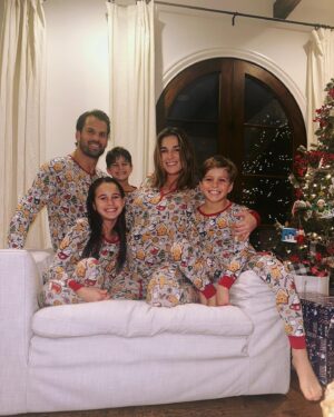 Jessie James Decker Instagram - 🎄Last Christmas as a family of 5 until baby brother is here❤️ We love you already sweet boy💙🎁🎄✨Merry Christmas Eve y’all🎄