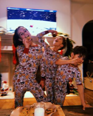 Jessie James Decker Instagram - 🎄Last Christmas as a family of 5 until baby brother is here❤️ We love you already sweet boy💙🎁🎄✨Merry Christmas Eve y’all🎄