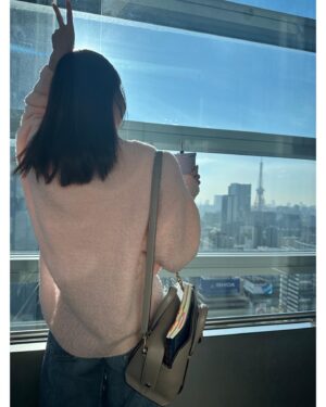 Nozomi Sasaki Instagram - .
昨日の私服🦩
tops.denim#iNtimite
bag#fendi #pr

入り時間の青空きれい。
そして、収録終わった後に見た東京タワーも素敵♡

@intimite_onemile