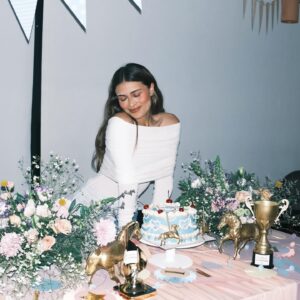 Daniela Calle Instagram - 27!🎂

1. Primera vez que cumplo en Mexico y me cantan las mañanitas 🇲🇽🫔🌯🌮
2. Cierre de un retiro que hice donde conocí personas que me llevo en mi corazon para toda la vida❤️‍🔥
3. El amor me recogió y me llevo a una sorpresa hermosa de 🐴🥹 
4. También comi nigiris 🍣
5. Un cumpleaños muy diferente pero MUY especial. 
6. Con el corazon muy agradecido por todo el amor que recibí🫶🏼