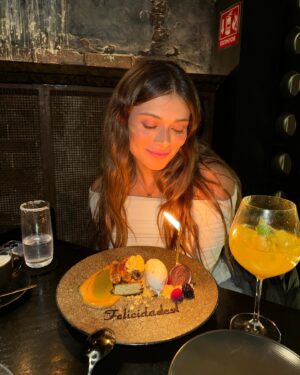 Daniela Calle Instagram - 27!🎂

1. Primera vez que cumplo en Mexico y me cantan las mañanitas 🇲🇽🫔🌯🌮
2. Cierre de un retiro que hice donde conocí personas que me llevo en mi corazon para toda la vida❤️‍🔥
3. El amor me recogió y me llevo a una sorpresa hermosa de 🐴🥹 
4. También comi nigiris 🍣
5. Un cumpleaños muy diferente pero MUY especial. 
6. Con el corazon muy agradecido por todo el amor que recibí🫶🏼