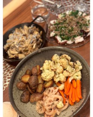 Nozomi Sasaki Instagram - 美玲ちゃんのお誕生日会では、
絢の手作りご飯を食べて幸せ🍴♡
どれも本当に美味しい！子供用にも沢山用意してくれてた👦🏻感謝。

絢は冬でもタンクトップで元気なんです😆
エプロン姿で料理を運ぶ様子は、いつもの光景で当たり前過ぎるけど、今回撮ってみた🤳
相変わらずいい女🥰