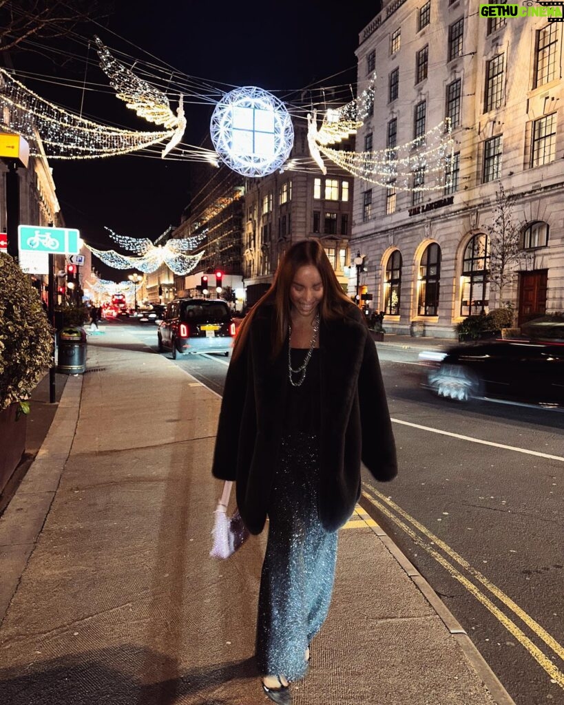 Stéphanie Durant Instagram - Outfits in London 🇬🇧

Quel est votre look préféré ? ✨