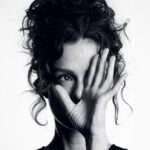 Özge Özpirinçci Instagram - Ben sisteme hep meydan okuyacağım, her zaman asi olacağım. Çok sevdiğim bir söz var, “Kendinizden şüphe duymanızdan fayda sağlayan bir toplumda kendinizi sevmek en büyük meydan okumadır”, benim zaten en büyük meydan okumam kendimi olduğum gibi sevmem ve kabul etmemdi. Bununla ilgili rahatsızlık duyan birini gördüğüm zaman çok hoşuma gidiyor.
Aralık’23 @hakangence röportajı.