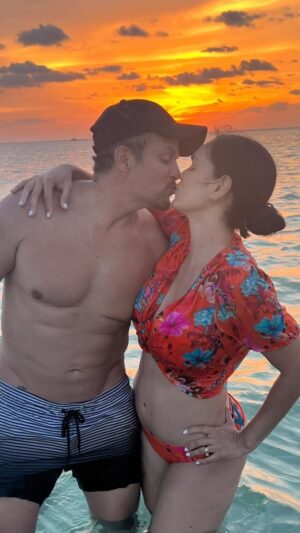 Scarlet Ortiz Instagram - Refelizzzzz 24 años juntos para nosotros los BurkleOrtiz 🥳🍾❤️❤️ Como dice la canción “ la vida es hermosa” pero lo es más si te tengo a mi lado @yulburkle Gracias por 24 años de estar en las buenas y en las malas! Te Amo mi Precioso y que Dios nos siga colmando de bendiciones 🙌🏻 
24 años juntos y contando… ❤️❤️
 Gracias a todos por sus buenos deseos 😘 #felizaniversario #24 #happyanniversary #pareja #losbürkleortiz #yulburkle #scarletortiz #nosotros #amordelbueno❤️