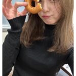 Nozomi Sasaki Instagram - 現場でドーナツを差し入れしました🍩
クリスマスのリースのドーナツをオーダーして#イクミママ に作っていただきました！可愛い！
それとは別に、我が家用のシンプルなドーナツも10個オーダー。優しい味がたまらない！好き！写真撮る前に思わず食べてしまい失礼😅