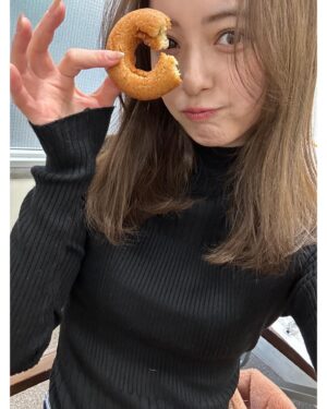Nozomi Sasaki Instagram - 現場でドーナツを差し入れしました🍩
クリスマスのリースのドーナツをオーダーして#イクミママ に作っていただきました！可愛い！
それとは別に、我が家用のシンプルなドーナツも10個オーダー。優しい味がたまらない！好き！写真撮る前に思わず食べてしまい失礼😅