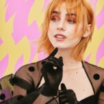 Clara Galle Instagram - Simplemente no sé explicar cuánta ilusión había dentro de mí ese día, @felixvaliente lo sabe mejor que yo, gracias por estas fotos y por querer inundar una galería de alegría. 
Gracias por la entrevista, @magazinelavanguardia , poner interés en los proyectos que vienen y darme un huequito para expresarme. 🩷 @lavanguardia 
Aún no me creo haber sido fotografiada en esta galería rodeada por la obra de Herbert Bayer, Anish Kapoor y Lucas Simões. ✨