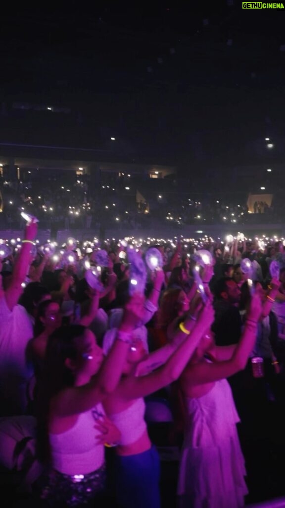 Aitana Instagram - “porque si me pongo a pensar en qué es lo que me da la vida para estar triste… me doy cuenta de que no es nada” jajajajajajajaja
“feliz navidad gente”
URUGUAY último show de 2023 🇺🇾
este vídeo es demasiado @santichaher sabes que te admiro y que nos espera un gran 2024 juntos… tú ya me entiendes 🤓 CRACKKKKK. 
gracias a TODO el equipo, sois mi familia, os amo demasiado. 
Felices fiestas y feliz todo, nos vemos en el 24. 🎄