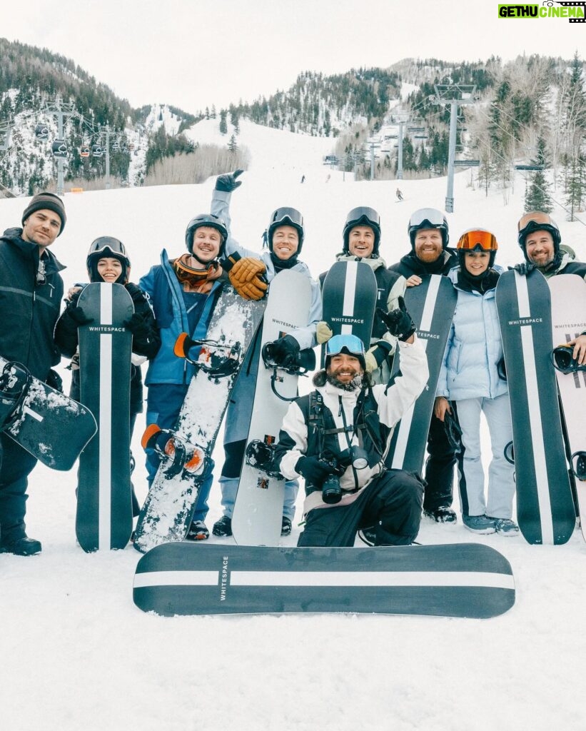 Isabela Merced Instagram - Great way to end the year with snowboarding lessons from @shaunwhite and the nicest gear from @whitespace_____ with an unmatched crew of amazing people 🤧 Couldn’t feel more grateful for everyone who made this experience possible. Love me some @nina & @shaunwhite 💞🏂 Best trip ever!!!!

📸: @mikedawsy & @_nickradford