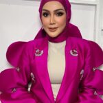 Erra Fazira Instagram – One and only Primadona Malaysia Erra Fazira @errafazira in #asyrafarrif custom fushia purple suit with statement sleeves for The Masked Singer 2023 
🩷🩷🩷
Makeup @kasihcicie 
Hijabstylist @mr_asyrafffff 
Pa @sharendrarazak 
.
#suit #blazer #ladiessuit #photography #picuture #makeup #artist #malaysianartist #themaskedsingermalaysia  #errafazira  #maskedsinger #maskedsingermalaysia #maskedsingerS4