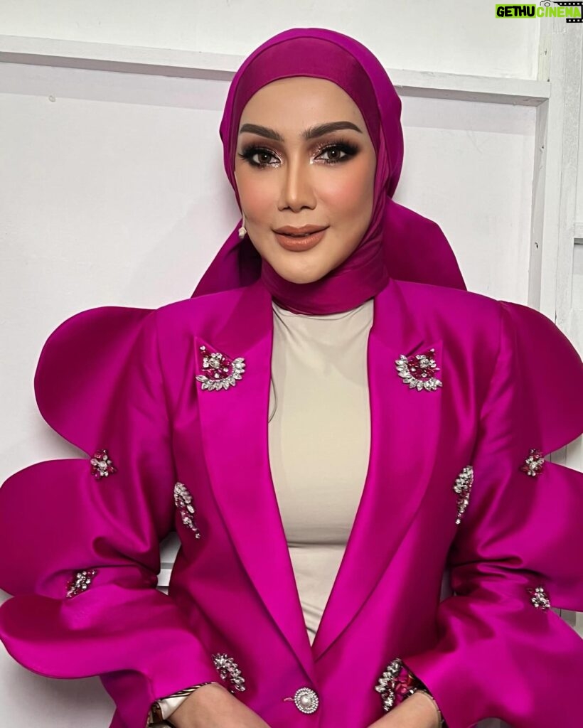 Erra Fazira Instagram - One and only Primadona Malaysia Erra Fazira @errafazira in #asyrafarrif custom fushia purple suit with statement sleeves for The Masked Singer 2023 
🩷🩷🩷
Makeup @kasihcicie 
Hijabstylist @mr_asyrafffff 
Pa @sharendrarazak 
.
#suit #blazer #ladiessuit #photography #picuture #makeup #artist #malaysianartist #themaskedsingermalaysia  #errafazira  #maskedsinger #maskedsingermalaysia #maskedsingerS4