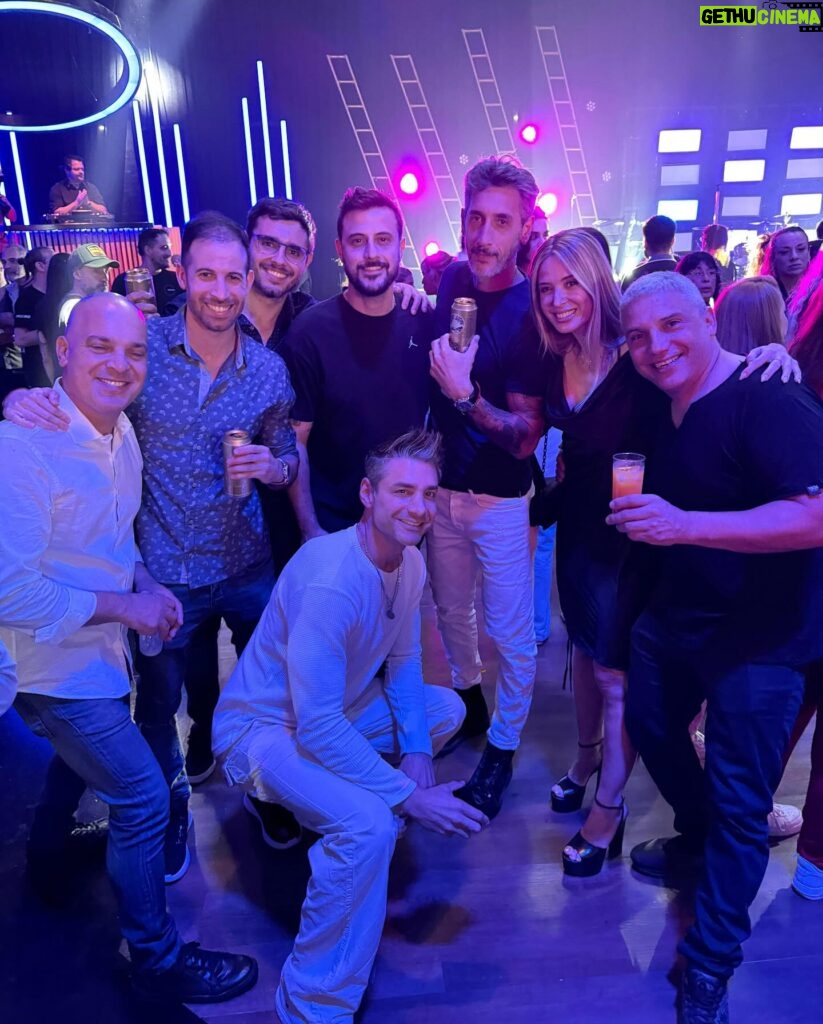 Jésica Cirio Instagram - Les muestro un poquito de lo que vivimos ayer en la fiesta de fin de año de @telefe 🥳🙌🏻 Amo ser parte de un canal que me trata con tanto cariño y amor hace tantos años. @darioturo @guillermo.pendino @andrea_tuozzo @fedelevrino ❤️

Mi look:
✨ @iman_official