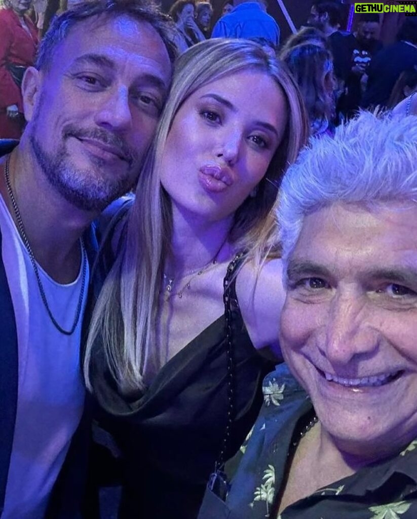 Jésica Cirio Instagram - Les muestro un poquito de lo que vivimos ayer en la fiesta de fin de año de @telefe 🥳🙌🏻 Amo ser parte de un canal que me trata con tanto cariño y amor hace tantos años. @darioturo @guillermo.pendino @andrea_tuozzo @fedelevrino ❤️

Mi look:
✨ @iman_official