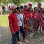 Karla Estrada Instagram - Ngayon araw , Dec23/2023 , ay nabigyan kami ng pagkakataon na makasama ang ilang kabataang estudyante ng Talaingod Elementaryschool, Davao Del Norte. at makasama ang ilan sa mga ipinagmamalaking nating katutubo, ang Manobo Tribe.

The Manobo tribe who are inhabitants of the island of Mindanao in the Philippines are a group of people speaking one of the languages that belong to the Manobo language family. Their origins can be traced back to the early Malay peoples who came from the surrounding islands of Southeast Asia. Today, their common cultural language and Malay heritage help to keep them connected. The total national population including the subgroups is 749,042 (NM 1994); occupying core areas from Sarangani island into the Mindanao mainland in the provinces of Agusan del Sur, Davao provinces, Bukidnon, and North and South Cotabato.

#talaingoddavaodelnorte🇵🇭 
#schoolsupliesdistribution 
#alagangtingogpartylist
