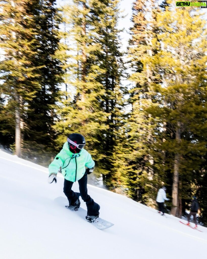 Isabela Merced Instagram - Great way to end the year with snowboarding lessons from @shaunwhite and the nicest gear from @whitespace_____ with an unmatched crew of amazing people 🤧 Couldn’t feel more grateful for everyone who made this experience possible. Love me some @nina & @shaunwhite 💞🏂 Best trip ever!!!!

📸: @mikedawsy & @_nickradford