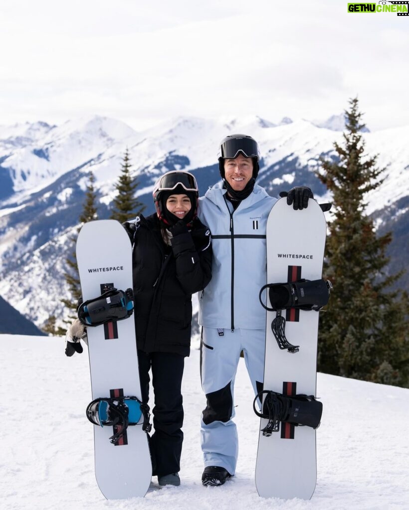 Isabela Merced Instagram - Great way to end the year with snowboarding lessons from @shaunwhite and the nicest gear from @whitespace_____ with an unmatched crew of amazing people 🤧 Couldn’t feel more grateful for everyone who made this experience possible. Love me some @nina & @shaunwhite 💞🏂 Best trip ever!!!!

📸: @mikedawsy & @_nickradford