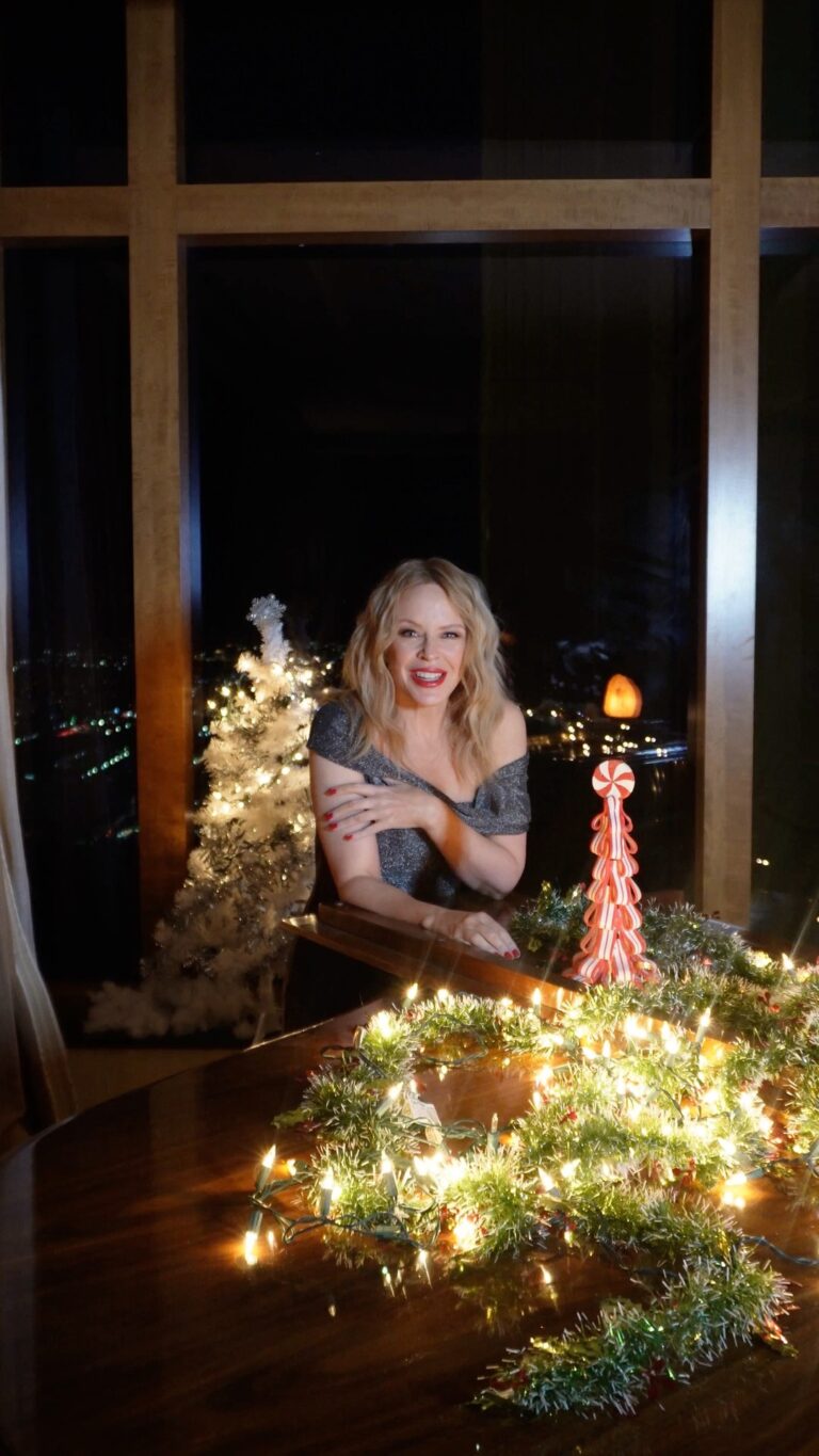 Kylie Minogue Instagram - Happy Holidays Lovers!! 🎄❤️✨