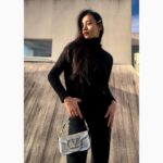 Kōki Instagram - @maisonvalentino @pppiccioli ❤️

ブラックコーデにキラキラのバッグと髪飾りをアクセントにした今日の　#ootd ☺️
今日も天気が良く、日差しが心地良い日でしたね💕

#VLogoSignature
#VALENTINOGARAVANI
#LocòBag

Thank you