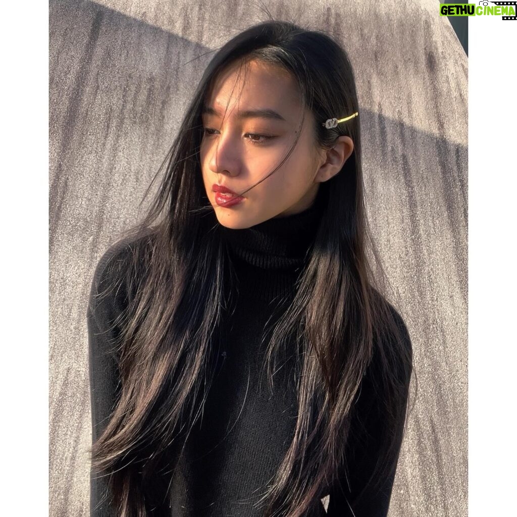 Kōki Instagram - @maisonvalentino @pppiccioli ❤️

ブラックコーデにキラキラのバッグと髪飾りをアクセントにした今日の　#ootd ☺️
今日も天気が良く、日差しが心地良い日でしたね💕

#VLogoSignature
#VALENTINOGARAVANI
#LocòBag

Thank you