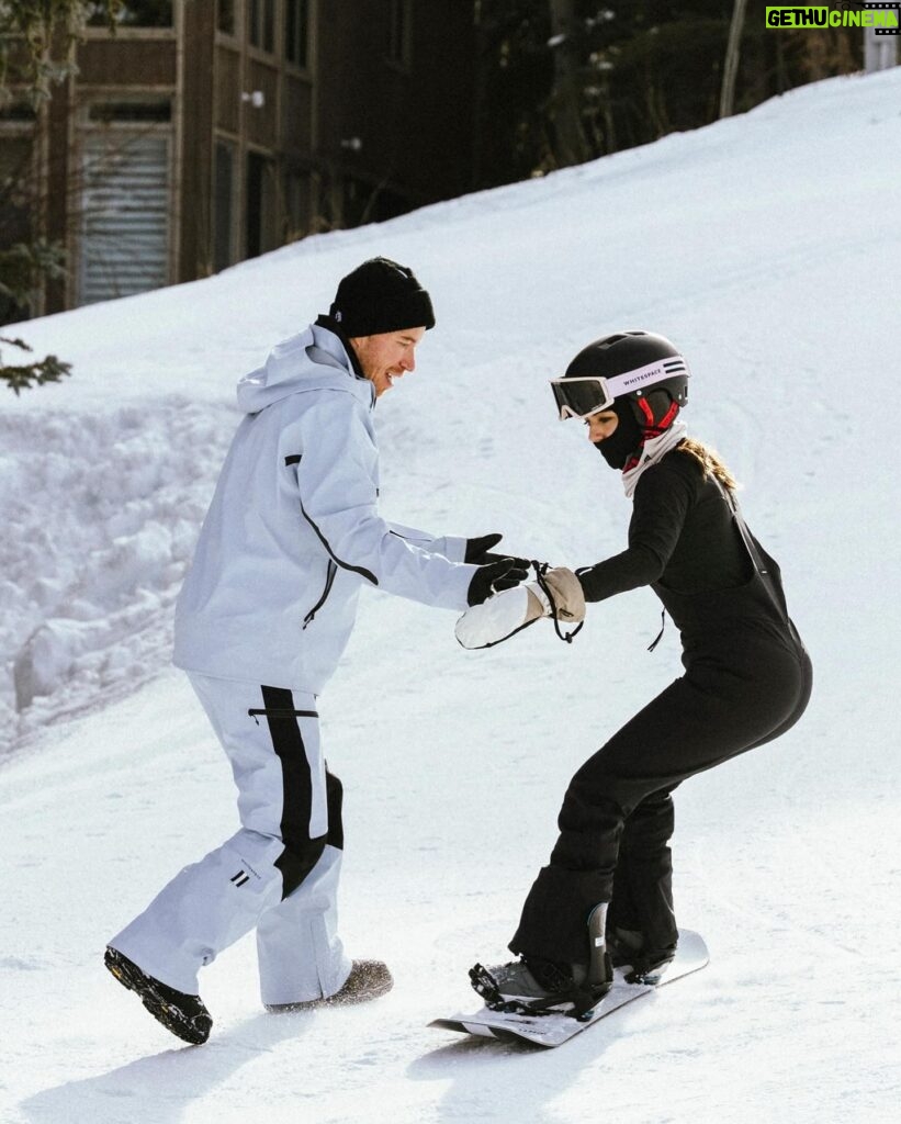 Isabela Merced Instagram - Great way to end the year with snowboarding lessons from @shaunwhite and the nicest gear from @whitespace_____ with an unmatched crew of amazing people 🤧 Couldn’t feel more grateful for everyone who made this experience possible. Love me some @nina & @shaunwhite 💞🏂 Best trip ever!!!!

📸: @mikedawsy & @_nickradford