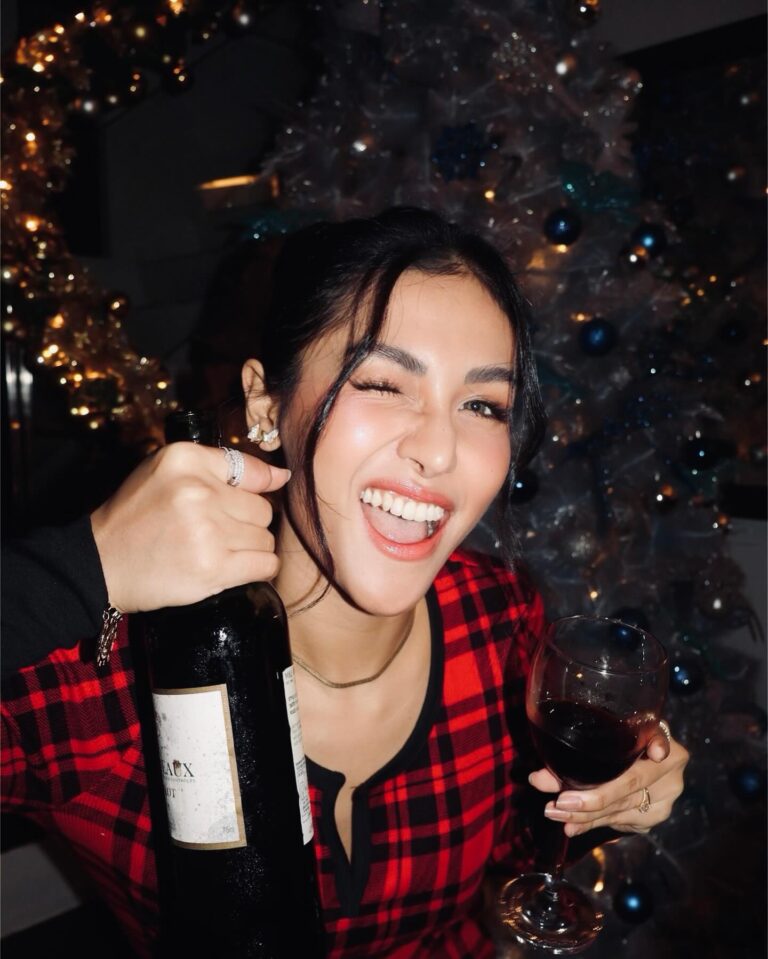 Sanya Lopez Instagram - Cheers to Noche Buena!!!! Merry Christmas love! 😘❤️✨🎄