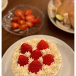 Nozomi Sasaki Instagram - 毎年恒例🎄
丸鶏のチキンとケーキ🍗🍰
チキン焼いて、ケーキは子供と一緒に作りました！
生クリームを泡立ててからは、生クリーム泥棒がこっそり何度も舐めてた👦🏻
気持ちは分かるけどね！
生クリーム無くなるからやめて〜！
と、ドタバタクッキングでした👩‍🍳

さて、クリスマスも終わり、
年越しはゆっくりしたいので、それまでにやる事終わらせます✨