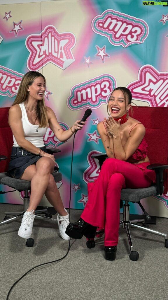 Jésica Cirio Instagram - ENTREVISTA A EMI 💞
Les comparto la entrevista que le hice el Domingo pasado a la talentosa y bella @emiliamernes para la Peña de Morfi. 🥰

👉🏻 Es una de las 5 artistas latinas femeninas más escuchadas en todo el mundo. 🌍👏🏼 Estuvimos hablando sobre el éxito de su nuevo álbum “Mp3”, un álbum 100% cantado por mujeres 💿 y la canción tan especial que le dedicó a su papá.

¡Ya agotó 10 Movistar Arena! 🤩 Pero estén atentos a las próximas fechas. 😉

Gracias Emi por dedicarme un ratito de tu tiempo y por la hermosa entrevista.