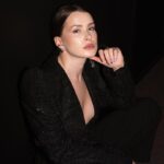 Anna-Maria Sieklucka Instagram - Drodzy!
Tego, co dla Was najważniejsze. By czas płynął Wam zgodnie z Waszymi wartościami. Otaczajcie się jakościami, które współgrają z Waszym sercem. Życzę Wam odnalezienia swojej ciszy, wsłuchania się we własne „ja” i otulenia się nim, pełni miłości. Trwajcie przy sobie, wiedząc kim tak naprawdę jesteście.
Wasza Ama 🤍

Beloved!
Wish u everything what is most important. Let the time flow in accordance with your values. Surround yourself with qualities that resonate with your heart. I wish you to find your silence, listen to your own inner voice and wrap yourself in it filled with love. Stay with yourself, knowing who you really are.
Yours Ama 🤍
.
.
.
#merrychristmas #christmas #wishes #beyourself