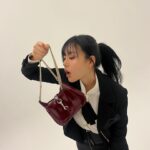 BIBI Instagram - 구찌의 뉴 디자이너 사바토 데 사르노가 재해석해 선보인 루소 앙코라 컬러의 뉴 재키백! 빤딱빤딱해✨ 
@gucci #GucciJackieNotte #GucciJackie #Ad