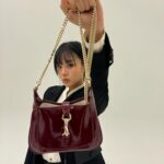 BIBI Instagram - 구찌의 뉴 디자이너 사바토 데 사르노가 재해석해 선보인 루소 앙코라 컬러의 뉴 재키백! 빤딱빤딱해✨ 
@gucci #GucciJackieNotte #GucciJackie #Ad