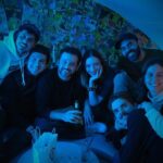 Regina Blandón Instagram - 🎶Qué bonito este convivio Fum fum fum🎶
Les amo, mis vidas @salvador_so @mseptien @jerryvelazquez @gustavoegelhaaf 🇬🇧 meeeeeh.
Fotos beias de @salvador_so